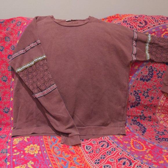 Sweatshirt with beautiful sleeve details - Picture 1 of 3